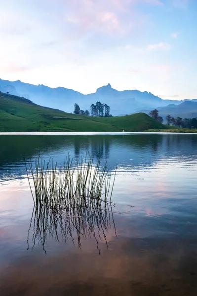 Alacakaranlıkta güzel bir göl Dakensburg dağları, KwaZulu-Natal, Güney Afrika.