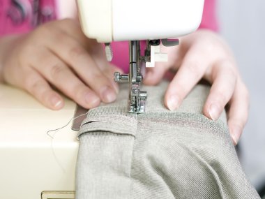 naaimachine en handen