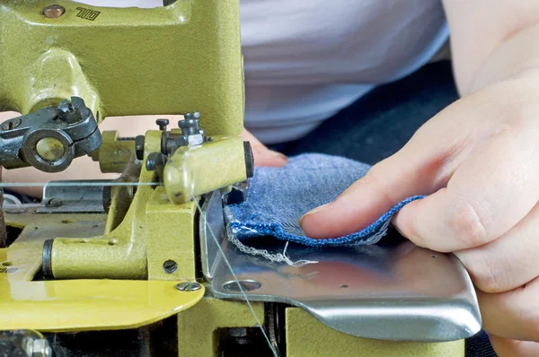 Máquina de coser y manos — Foto de Stock