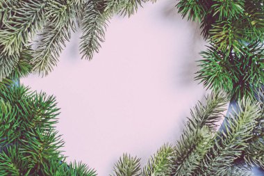 Noel hediyeleriyle süslenmiş ahşap masa. Fotokopi çekilen arka plan. Mutlu Noeller ve mutlu yıllar..