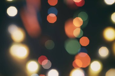 Noel ışıkları. Arkaplanda yeni yıl kutlamaları. Lüks arkaplan resmi. Bulanık soyut tatil geçmişi..