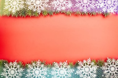 Kırmızı tuval arka planda parlak bokeh ışıkları. Mutlu noel kartları. Kış tatili teması. Mutlu yıllar..