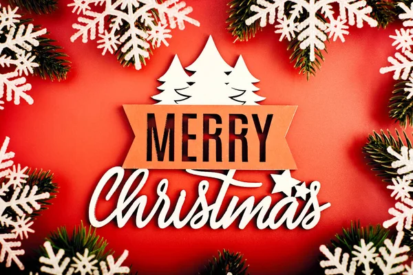 赤いクリスマスの休日の背景 グリーティングカード 輝く背景にモミや装飾が施されたクリスマスカード — ストック写真