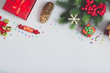 Noel arkaplanı ya da Xmas tebrik kartı. Kırmızı Noel hediyesi kutusu.