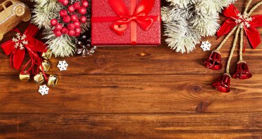 Spruce dalları, hediye, tarçın, anason ve konfeti yıldızlarının kırsal ahşap arka planda Noel kompozisyonu. Düz plan, üst görünüm