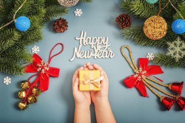 Noel arkaplanı köknar ağacı ve dekor. Kopya alanı ve Noel kompozisyonu ile en üstteki görünüm.