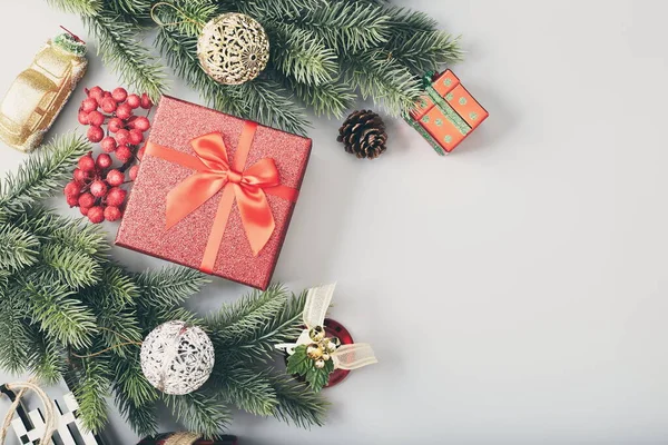 크리스마스 모양의 잔가지 소나무 원추체 그리고 텍스트를 열매들이 — 스톡 사진