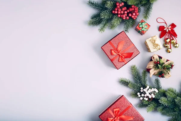 크리스마스 모양의 잔가지 소나무 원추체 그리고 텍스트를 열매들이 — 스톡 사진
