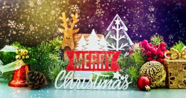 Noel ya da Yeni Yıl koyu arkaplan, Noel karatahtası sezon dekorasyonları ile çerçevelenmiş, metin için boşluk, yukarıdan görünüm.