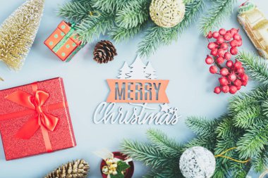 Yılbaşı baloları ve köknar dallarıyla yeni yıl arkaplanı. Arkaplanda soyut noel ışıkları.