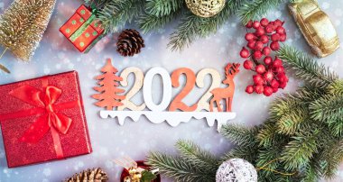 Noel için kış ağacı süslemesi ve yeni yıl parlak afişi