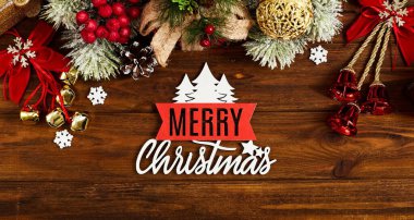 Spruce dalları, hediye, tarçın, anason ve konfeti yıldızlarının kırsal ahşap arka planda Noel kompozisyonu. Düz plan, üst görünüm