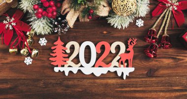 Noel ağacının köknar ağacıyla ahşap arka planı. Kopyalama alanı ile görüntüle. Noel ağacı dalları, süslemeleri, tatlılar tarafından çerçevelenmiş alanı kopyala.