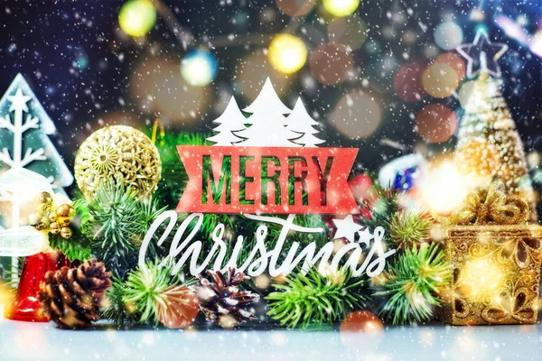 크리스마스나 신년의 어두운 성탄절 장식으로 꾸며진 Xmas 텍스트를 — 스톡 사진