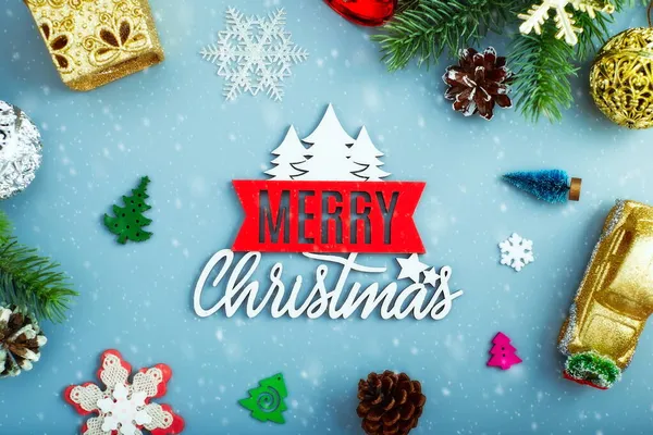 크리스마스나 신년의 어두운 성탄절 장식으로 꾸며진 Xmas 텍스트를 — 스톡 사진