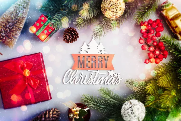 Neujahrshintergrund Mit Weihnachtskugeln Und Tannenzweigen Abstrakte Weihnachtsbeleuchtung Auf Hintergrund — Stockfoto