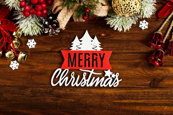 素朴な木製の背景にトウヒの枝 ギフト シナモン アニスとコンフェッティの星のクリスマスの組成物 平面図上図 — ストック写真