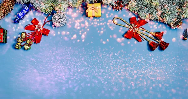 Ležel Nový Rok Noeli Bílé Vánoční Dárky Červené Stuhy Ozdoby — Stock fotografie