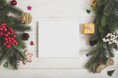 Noel tebrik kartı, Noel ağacı süslemeleri ve Noel kutlamaları için fotokopi alanı. Üst görünüm düzlüğü