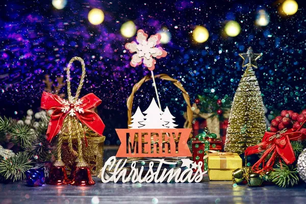 モミの木と装飾が施されたクリスマスの背景 コピースペース クリスマスの組成とトップビュー — ストック写真