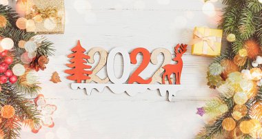 Noel tebrik kartı, Noel ağacı süslemeleri ve Noel kutlamaları için fotokopi alanı. Üst görünüm düzlüğü