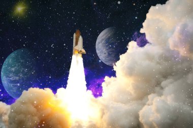 Roketler yıldızlı gökyüzünde uzaya fırlatılıyor. Uzay aracı duman bulutlarıyla uzaya uçar. Bu görüntünün elementleri NASA tarafından desteklenmektedir