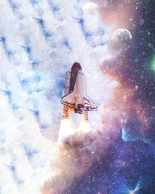 Roket uzaya doğru gidiyor. Kavram. Uzay gemisi arka planda patlama ve dumanla havalandı. Bu görüntünün elementleri NASA tarafından desteklenmektedir