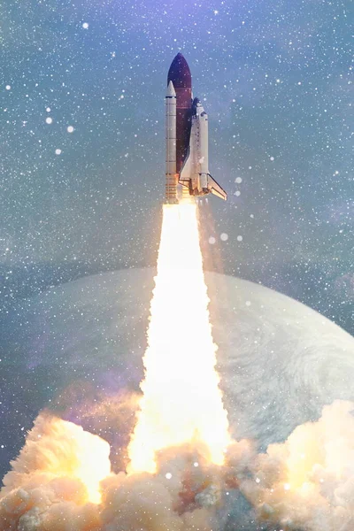 Rakéták Szállnak Fel Űrbe Csillagos Égbolton Űrhajó Füstfelhőkkel Repül Űrbe — Stock Fotó