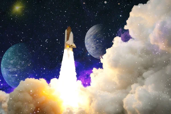 Roketler yıldızlı gökyüzünde uzaya fırlatılıyor. Uzay aracı duman bulutlarıyla uzaya uçar. Bu görüntünün elementleri NASA tarafından desteklenmektedir