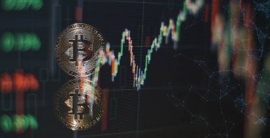Bitcoins with Candle stick grafik çizelgesi ve dijital arkaplan. Simge harfli altın sikke B. Madencilik veya engelleme teknolojisi