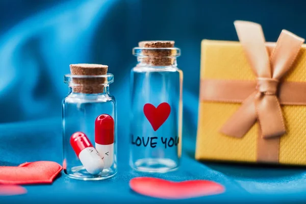 愛の薬 私はあなたを愛しています 瓶の中の錠剤はキスしています ハッピーバレンタインデー 母の日 3月8日 世界女性の日の休日のカードコンセプト — ストック写真