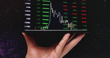 Borsa, iş büyümesi, ilerleme ya da başarı kavramı. İşadamı ya da tüccarın eli akıllı telefonda büyüyen sanal bir hologram stoku gösteriyor.