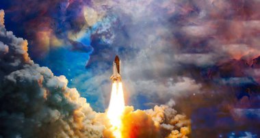 Uzay gemisi uçuşu. Yıldızlı gökyüzü ve mavi galaksiler. Uzay mekiği ve Samanyolu 'na bakın. Bu görüntünün elementleri NASA tarafından desteklenmektedir