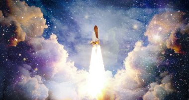 Uzay gemisi uçuşu. Uzay mekiği bulutlardan uzaya fırlatılıyor. Arka planda yıldızlar olan karanlık uzay. Bu görüntünün elementleri NASA tarafından desteklenmektedir