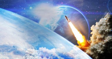 Roketler yıldızlı gökyüzünde uzaya fırlatılıyor. Roket uzay kavramına başlıyor. NASA tarafından desteklenen bu görüntünün elementleri