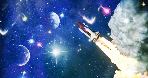 Uzay gemisi yıldızlı gökyüzüne doğru havalanıyor. Uzay Fırlatması. Bu görüntünün elementleri NASA tarafından desteklenmektedir