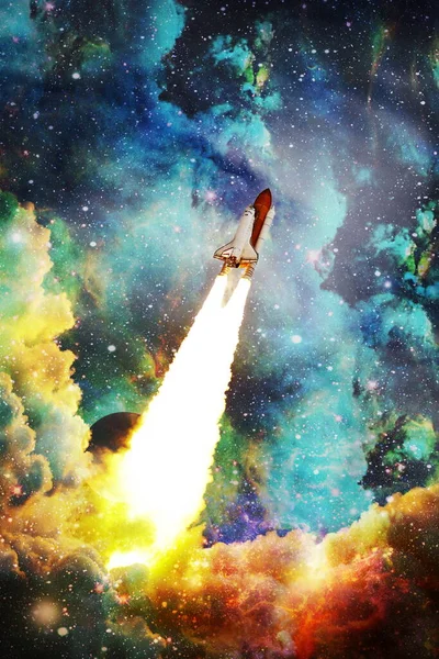 Lot Statkiem Kosmicznym Start Wahadłowca Kosmicznego Chmurach Kosmos Ciemna Przestrzeń — Zdjęcie stockowe