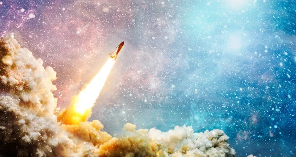 Uzay mekiği fırlatma yıldızı arkaplanı. Uzay gemisi bilim kurgu unsuru. Bu görüntünün elementleri NASA tarafından desteklenmektedir