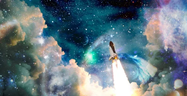 Raketoplán Odlétá Oblacích Vesmíru Temný Prostor Hvězdami Pozadí Let Vesmírné — Stock fotografie