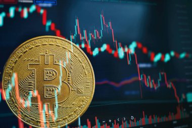 Mum çubuğu grafiği ve dijital arkaplanı olan altın bitcoinler. Simge harfli altın sikke B-Madencilik veya engelleme teknolojisi