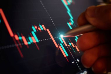 Finansal tablo kalem, hisse senedi analiz verileri dijital ekranda. Finansal piyasadaki artışın grafikleri. Şamdan şeması ticareti