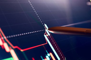 Finansal tablo kalem, hisse senedi analiz verileri dijital ekranda. Finansal piyasadaki artışın grafikleri. Şamdan şeması ticareti