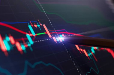 Finansal tablo kalem, hisse senedi analiz verileri dijital ekranda. Finansal piyasadaki artışın grafikleri. Şamdan şeması ticareti
