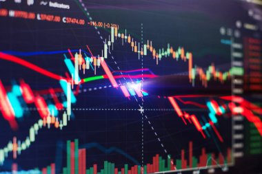 Finansal tablo kalem, hisse senedi analiz verileri dijital ekranda. Finansal piyasadaki artışın grafikleri. Şamdan şeması ticareti