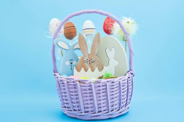 Yuvada beyaz yumurta ve mavi arka planda sarı civciv. Metin için bir paskalya kartı ve yerin bir kopyası..