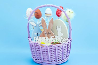 Yuvada beyaz yumurta ve mavi arka planda sarı civciv. Metin için bir paskalya kartı ve yerin bir kopyası..