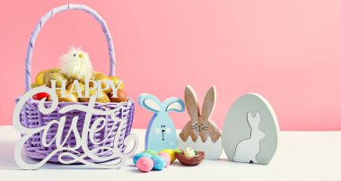 Sepet pembe arka planda paskalya yumurtası. Minimum konsept. Metin için kopyalama alanı olan kart. Paskalya dekorasyonu pilici, tavşan