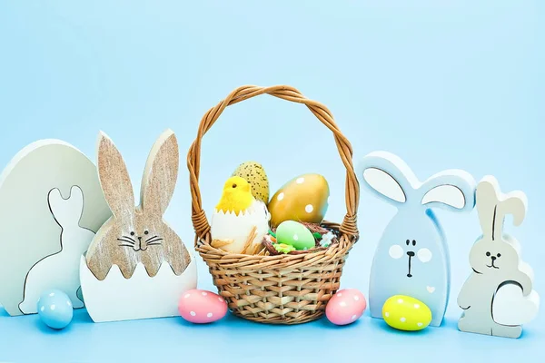 Yuvada beyaz yumurta ve mavi arka planda sarı civciv. Metin için bir paskalya kartı ve yerin bir kopyası..