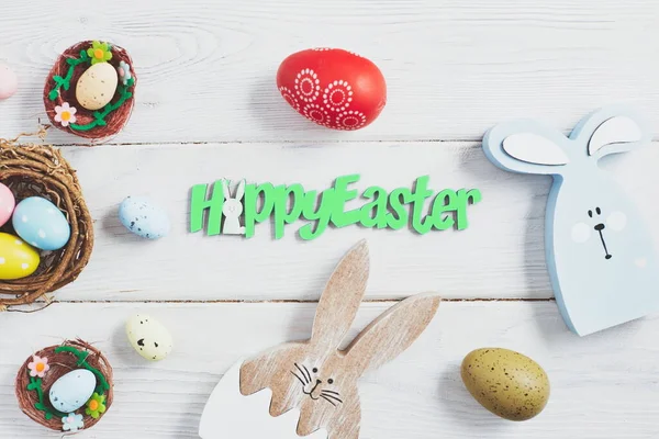 Yuvadaki zarif paskalya yumurtaları pembe arka planda ve uzayda. Minimum konsept. Metin için kopyalama alanı olan kart.