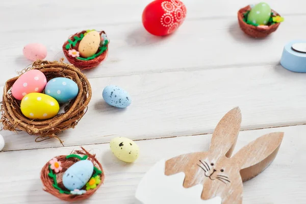 Yuvadaki zarif paskalya yumurtaları pembe arka planda ve uzayda. Minimum konsept. Metin için kopyalama alanı olan kart.